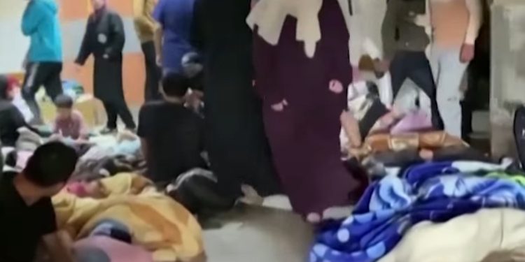 Prašina i dim otežavaju evakuaciju povređenih  iz bolnice u koju su upali izraelski teroristi