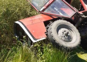 Jedna osoba poginula a tri povređene, kada je traktor sletio i prevrnuo sa puta