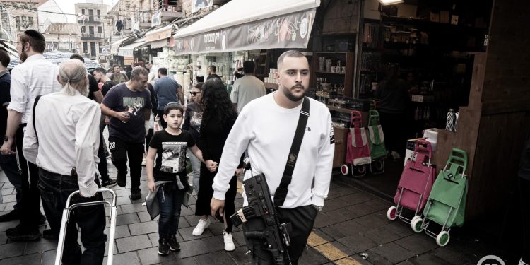 Jerusalem: Izraelci šetaju gradom naoružani do zuba, umesto torbica duge cijevi