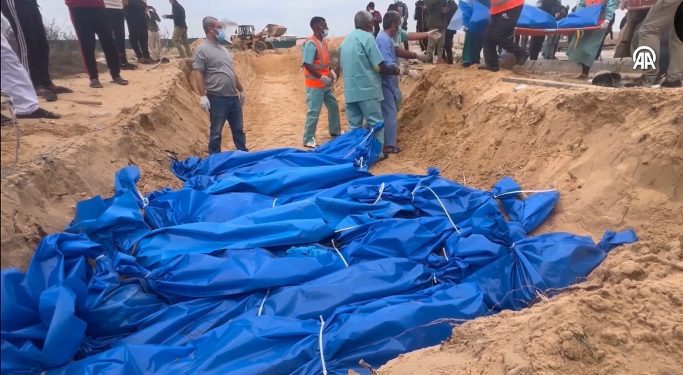 Gaza: Tijela Palestinaca ukopana u masovnim grobnicama u Khan Younisu