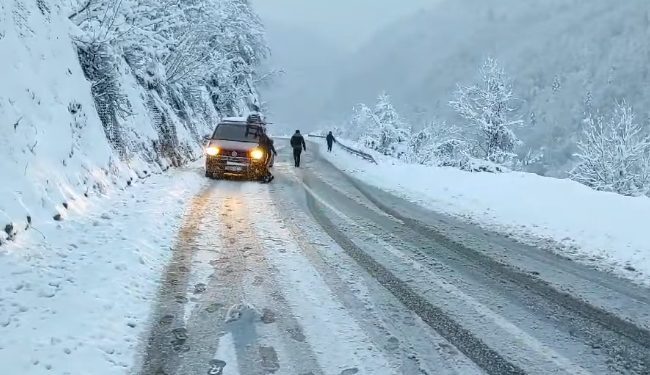 Snijeg stvara probleme vozačima u okolini Rožaja, auto sletjelo sa puta Rožaje-Berane