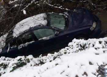 Auto sletjelo u rijeku, kolovozi vlažni i poleđini, apelije se na vozače oprezna vožnja