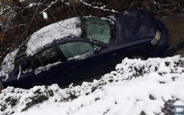Auto sletjelo u rijeku, kolovozi vlažni i poleđini, apelije se na vozače oprezna vožnja