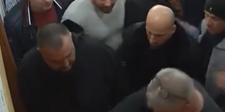 Nakon smene vlasti u Sjenici, građani upali u prostorije opštine kako bi nova većina preuzela rukovođenje
