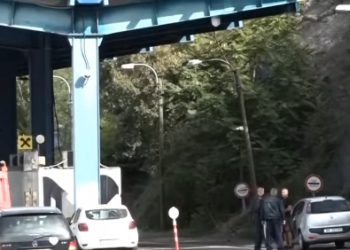 Incident na prelazi Jarinje, Srbin sa potjernice odgurnuo policajca i prošao granicu