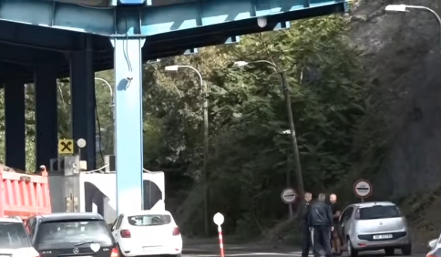 Incident na prelazi Jarinje, Srbin sa potjernice odgurnuo policajca i prošao granicu