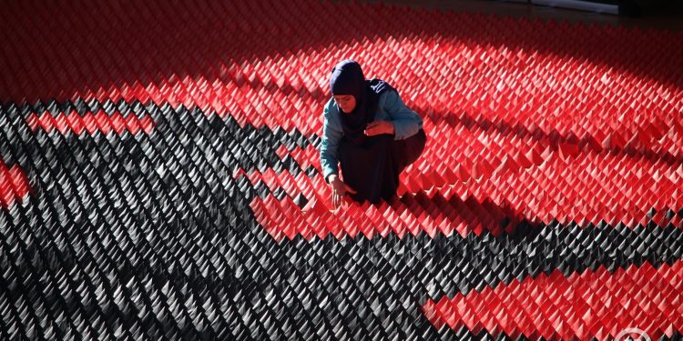 Fejza-Idrizi kaže da je napravila mozaik albanske zastave od 120.000 origami papira