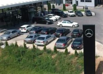 Požar zahvatio auto salon “Mercedes Biševac” u Ivanjči, sumnja se da je podmetnut