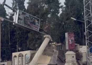 Izraelski okupatori porušili buldožerom  spomenik Yassaru Arafatu. VIDEO