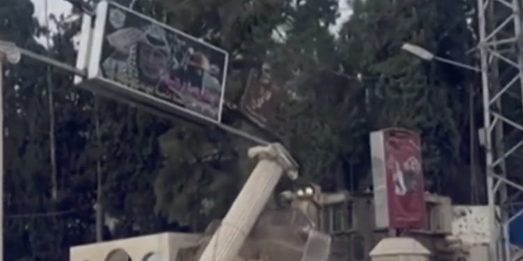Izraelski okupatori porušili buldožerom  spomenik Yassaru Arafatu. VIDEO