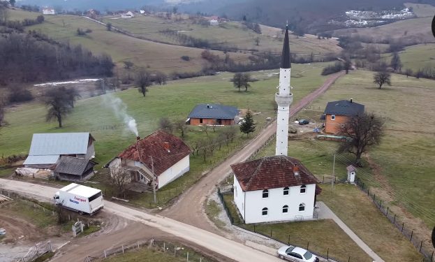 Dana počinjemo prelijepom panoramom sela Župa kod Tutina, džamija ukras