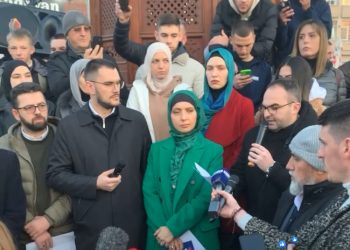 Veliki protest u centru Novog Pazara zbog izborne krađe,  jake policijske snage oko gradske uprave