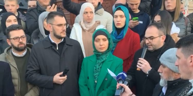 Veliki protest u centru Novog Pazara zbog izborne krađe, jake policijske snage oko gradske uprave
