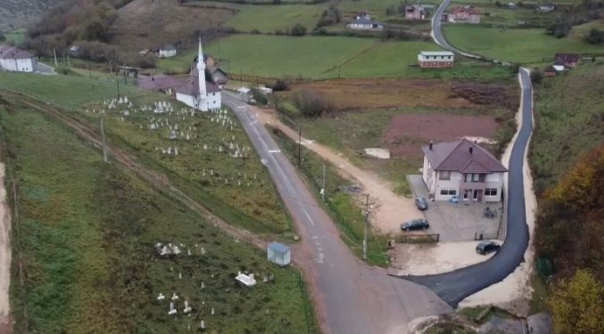 Selo Baćica- džamija i izvor kron u centar a sa strane ogrnuta Ninajom i Jarutom
