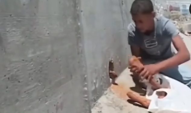 Egipatsko dijete Fahd prokopan rupu između Gaze i Egipta i ubacivao hljeb