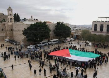 Palestinska zastava na Badnjak u Betlehemu u znak solidarnosti sa Gazom