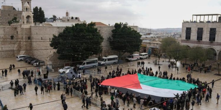 Palestinska zastava na Badnjak u Betlehemu u znak solidarnosti sa Gazom