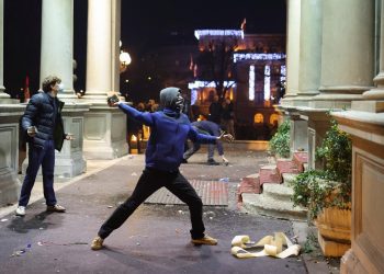 Opozicija tvrdi da su huligani ubačeni od strane vlasti, da bi protesti bili nasilnički