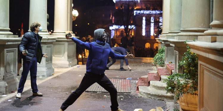 Opozicija tvrdi da su huligani ubačeni od strane vlasti, da bi protesti bili nasilnički