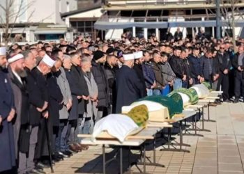 Građani Plava u suzama ispratili stradale sugrađane, na trgu klanjanja dženaza