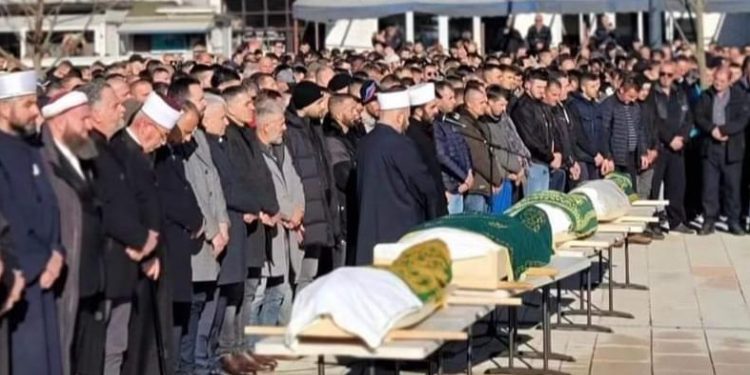 Građani Plava u suzama ispratili stradale sugrađane, na trgu klanjanja dženaza