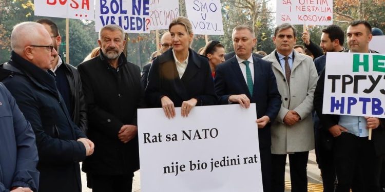 BV i udruženje “Štrpci protiv zaborava” organizovali protest ispred Skuoštine Crne Gore