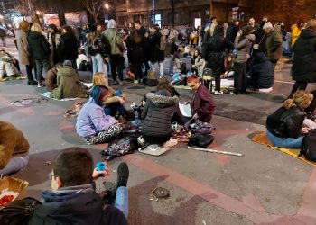 Beograd- Studenti proveli noć ispred ministarstva državne uprave zbog krađe na izborima