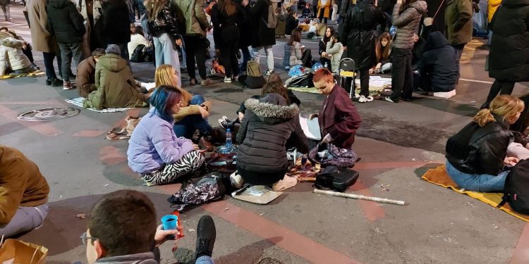Beograd- Studenti proveli noć ispred ministarstva državne uprave zbog krađe na izborima