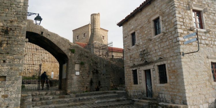 Mnogi turistu borave ljeti u Ulcinju i obiđu Stari grad, ali malo ko zna za džamiju-crkvu u centru