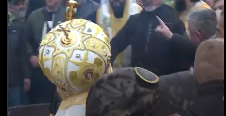 Sukobile se pristalice Crnogorske pravoslavne crkve na cetinjskom Dvorskom trgu