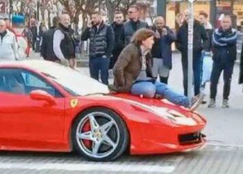 Novi Pazar: Parkirao “Ferrarija” u pješačkoj zoni, žena u znak protesta sela na haubu