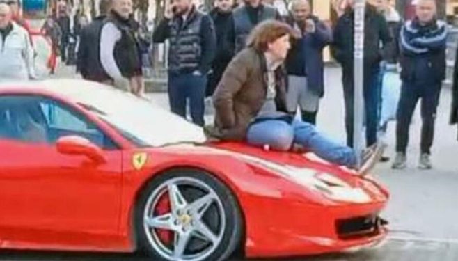 Novi Pazar: Parkirao “Ferrarija” u pješačkoj zoni, žena u znak protesta sela na haubu