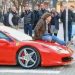 Novi Pazar: Parkirao “Ferrarija” u pješačkoj zoni, žena u znak protesta sela na haubu