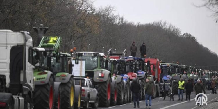 Njemački farmeri započeli štrajk protiv vladinih Mera za smanjenje subvencija