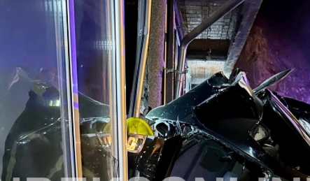 Novi Pazar: U saobraćajnoj nesreći povređene 4 osobe, auto uletjelo u objekat