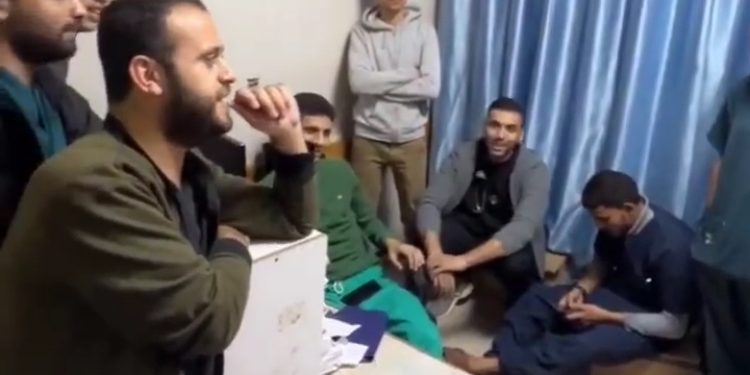 Doktori u bolnici Nasir u Han Junisu uče ilahije o Poslaniku, sallallahu alejhi ve sellem