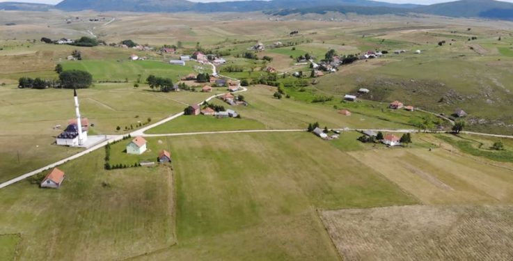 Selo Žitniće prostrano i ravno, ima svoju rrijeku
