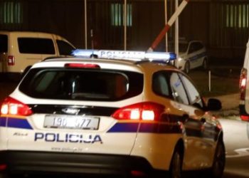 Mercedes bežao policiji brzinom do 170 km/h, vozila ga devojčica (12)