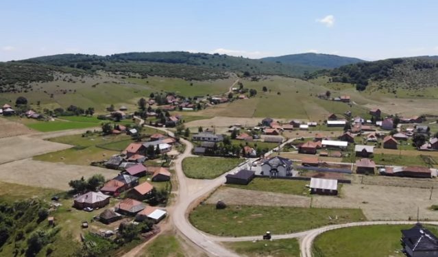 Selo Žabren prelijep položaj ravnica ispod planine Ninaja
