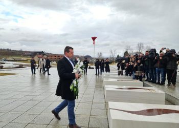 Beogradski advokat, Čedomir Stojković položio je cveće na grob Bljerine Jašari u Prekazu