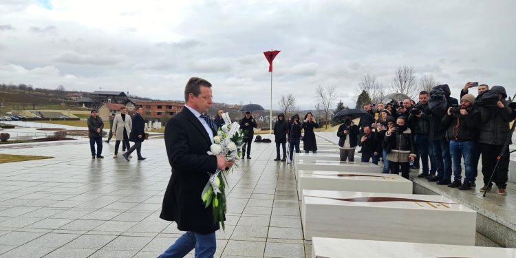 Beogradski advokat, Čedomir Stojković položio je cveće na grob Bljerine Jašari u Prekazu