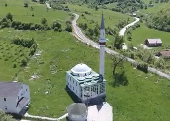 Selo Raduhovce u kotlini sa džamijom u centru sela