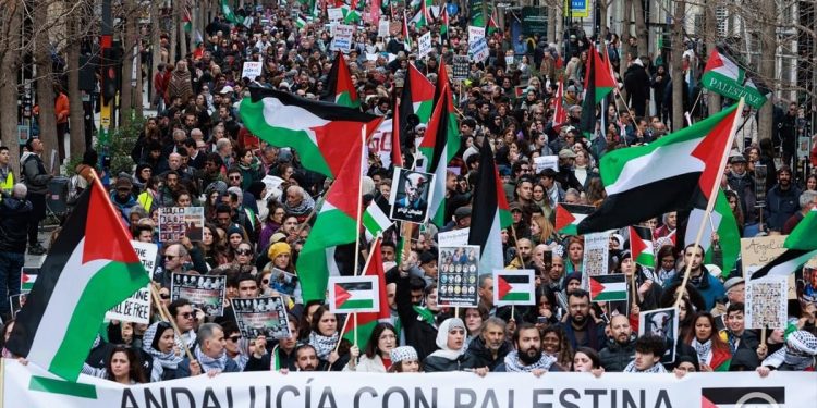 Stotine hiljada španaca  na protestu solidarnosti sa Palestincima. Gutereš za priznanje države Palestine
