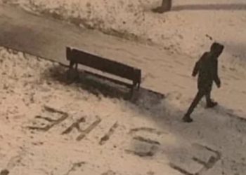 Otac na snijegu napisao poruku sinu koji se nalazi u bolnici pa rasplakao mnoge