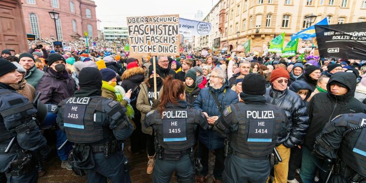 Stotine hiljada ljudi širom Njemačke na protestu: Fašizam nije alternativa