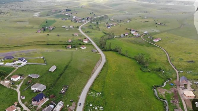 Kamešnica- bogati ljudi i regionalni put cijelom dužinom sela čine ga posebnim