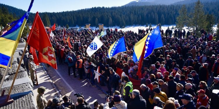82 godine od Igmanskog marša, veliki broj ljudi na Velikom polju piložio cvijeće