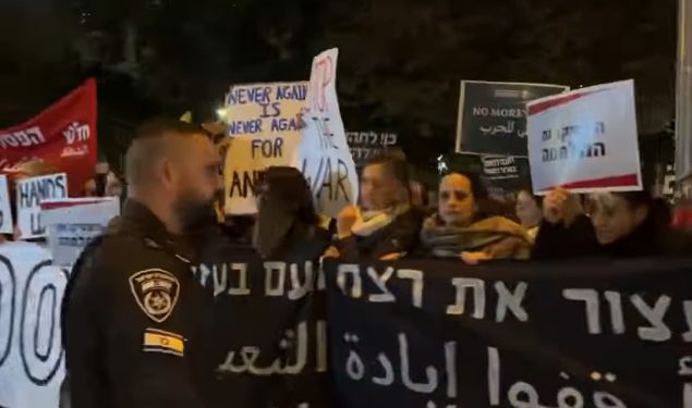 Protesti Izraelaca protiv Netanyahua u Tel Avivu, nosili transparent “zaustavite genocid”