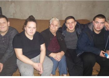 Poziv svim PRIJEPOLJCIMA za pomoć porodici Preljević, njih četvoro sa slijepom nanom u baraci