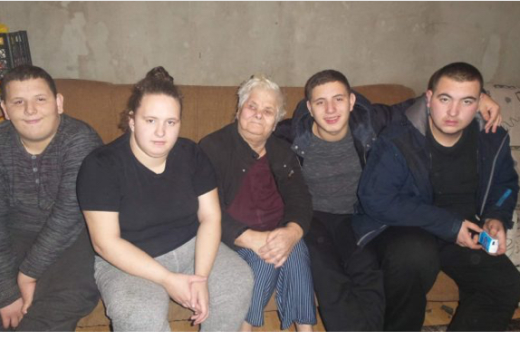 Poziv svim PRIJEPOLJCIMA za pomoć porodici Preljević, njih četvoro sa slijepom nanom u baraci
